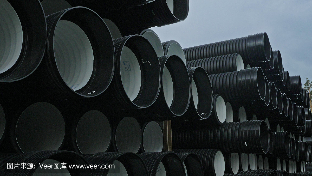 成品塑料管倉(cāng)庫(kù),工業(yè)戶外儲(chǔ)存場(chǎng)地。生產(chǎn)塑料水管的工廠。